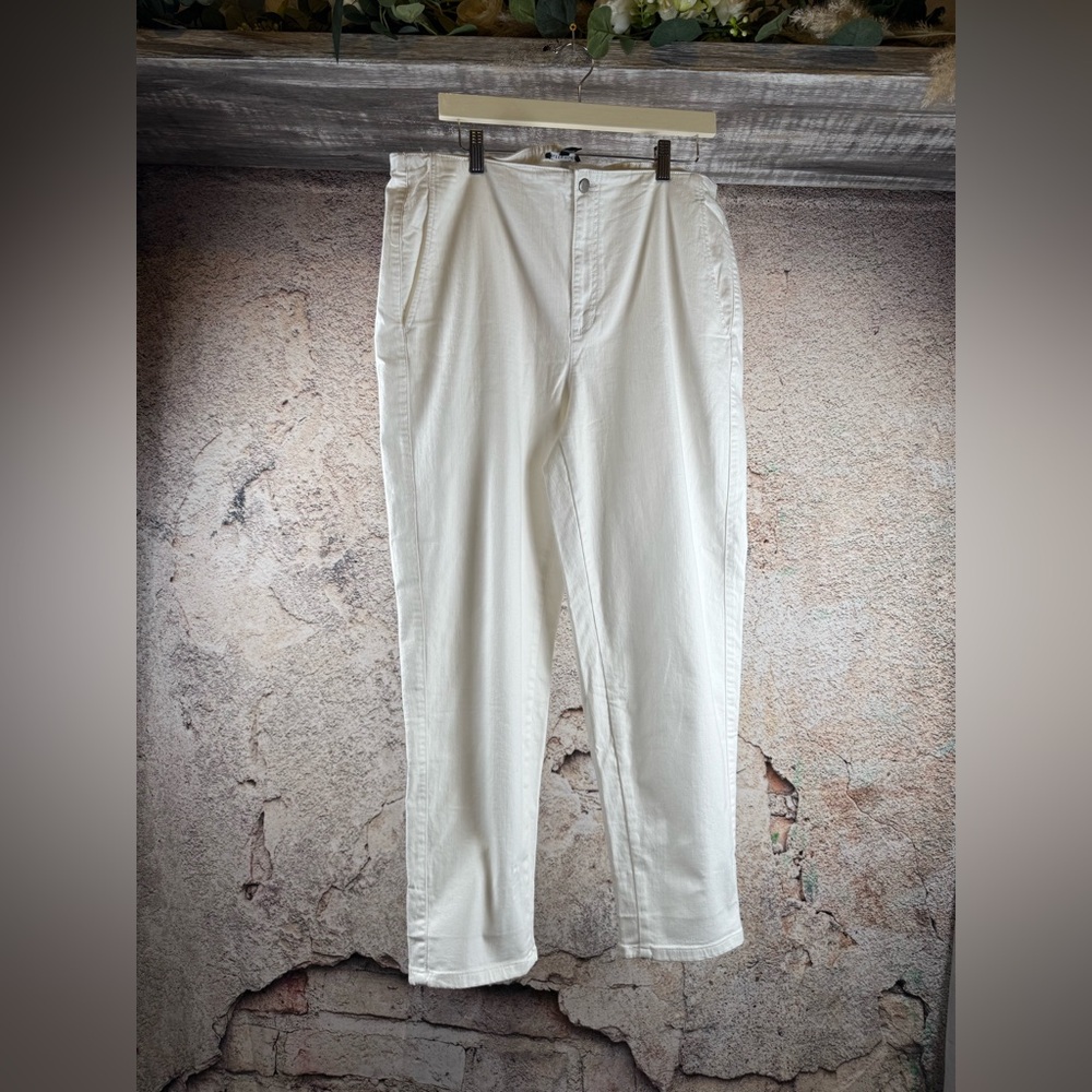 Eileen Fisher Women's large white pants.  C40